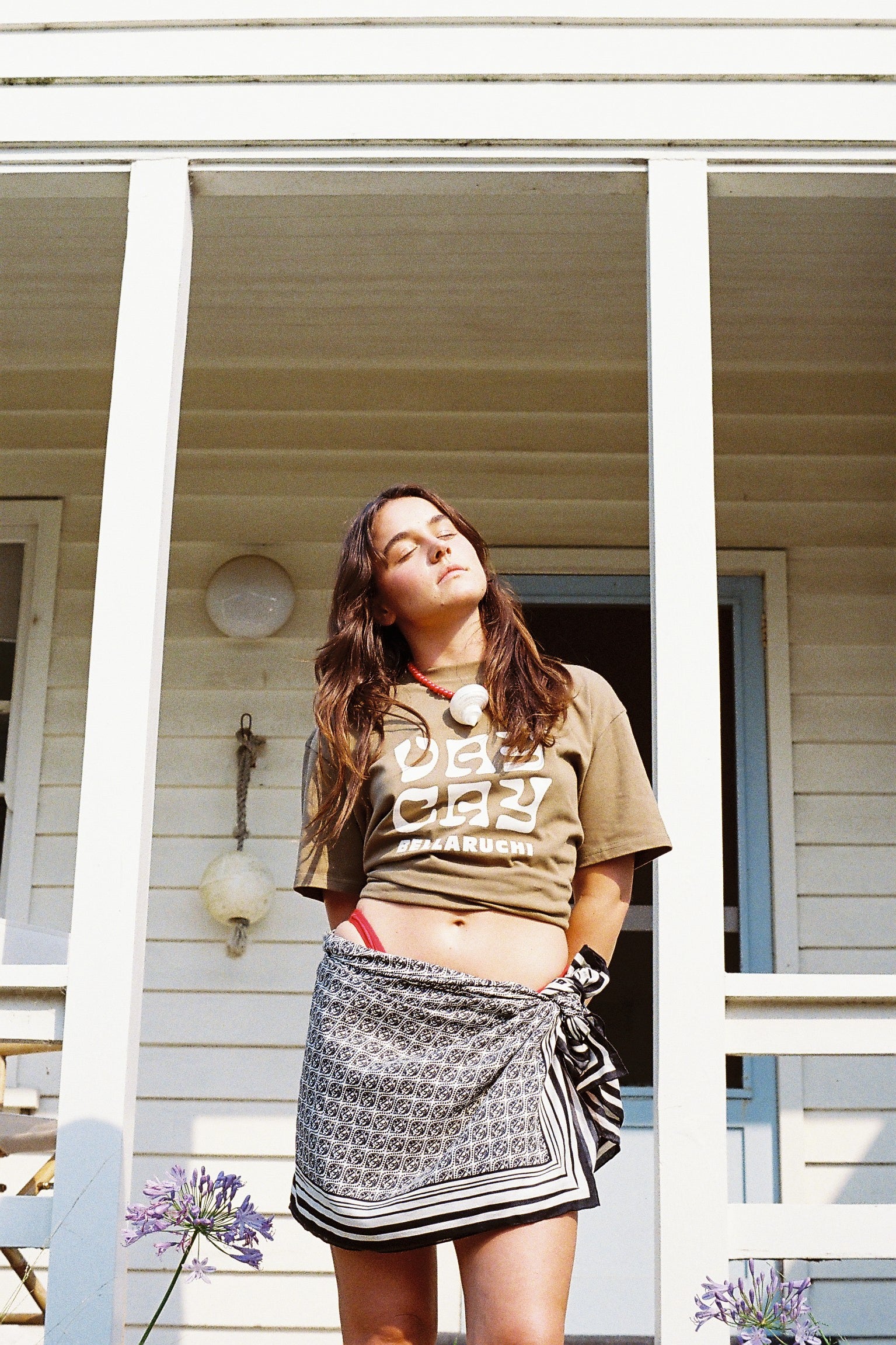 Khaki VAYCAY tee. VAYCAY t-shirt brown. Vintage t-shirt khaki. Brown t-shirt. brown tee. VAYCAY tee. BELLARUCHI T-shirt. BELLARUCHI Tee. 
