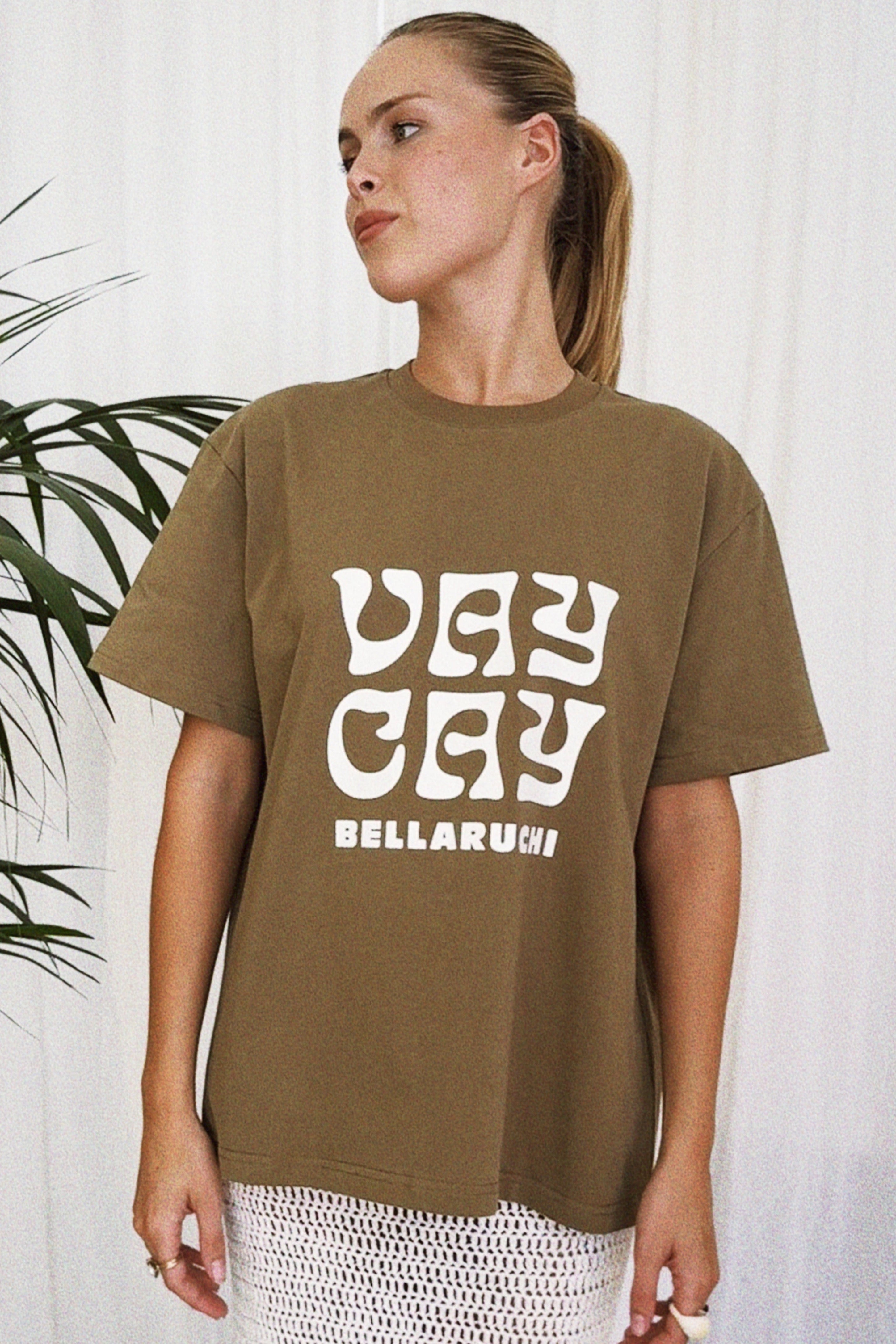 Khaki VAYCAY tee. VAYCAY t-shirt brown. Vintage t-shirt khaki. Brown t-shirt. brown tee. VAYCAY tee. BELLARUCHI T-shirt. BELLARUCHI Tee. 